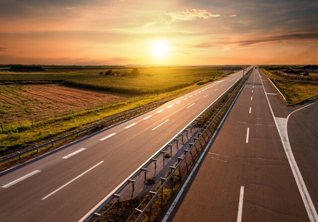 Solnedgang over motorvej
